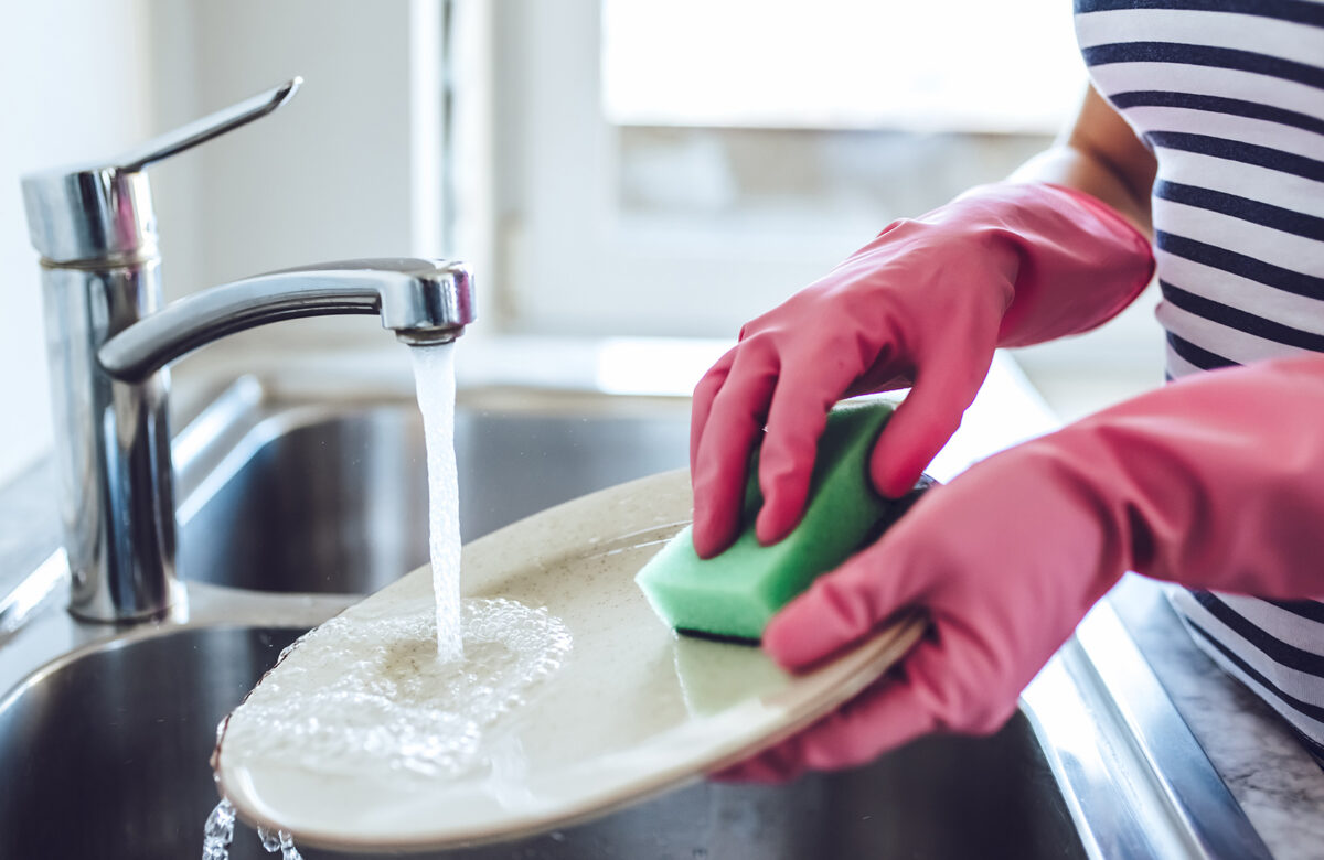 Tres tips para ahorrar tiempo, agua y dinero al momento de lavar la loza en casa