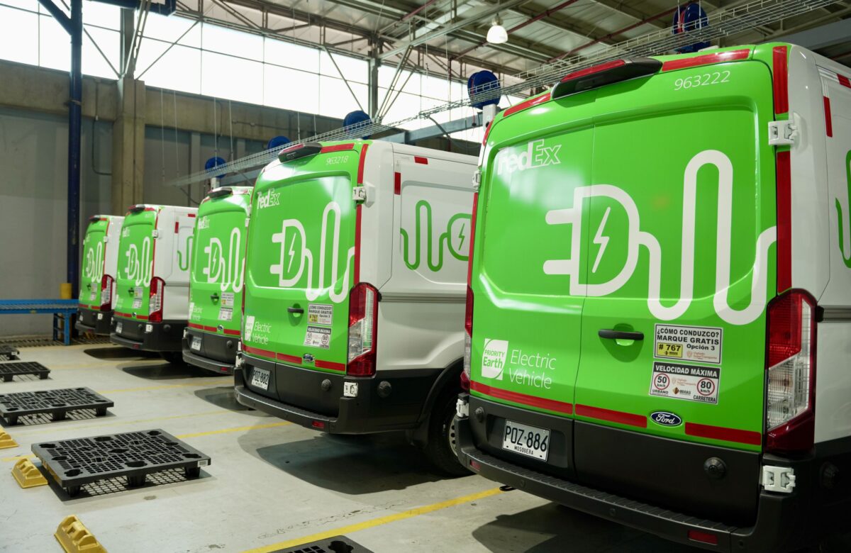 14 nuevos vehículos Ford E-Transit™ se incorporan a la flota de FedEx en Colombia