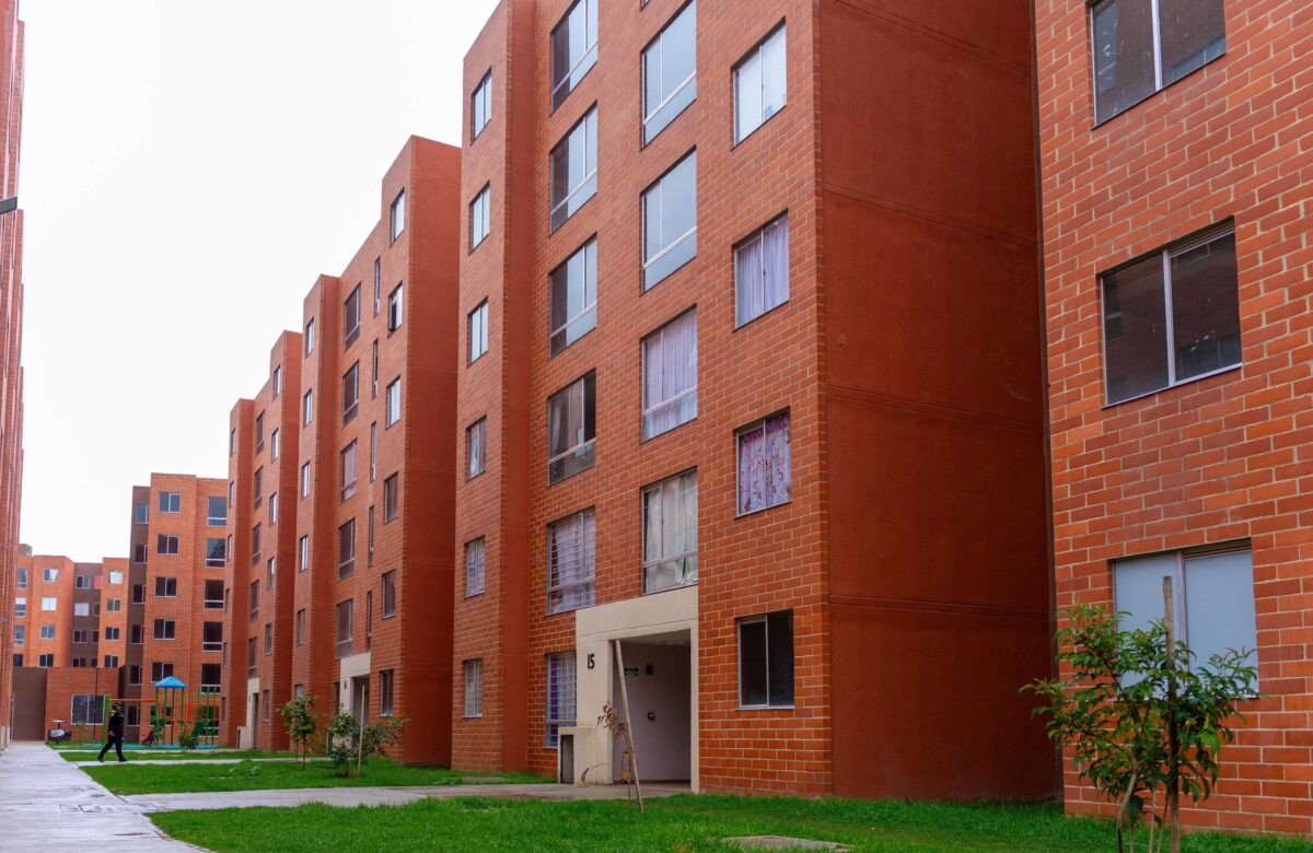 La Alcaldía Mayor de Bogotá, la Secretaría Distrital del Hábitat, la Caja de Vivienda Popular y Cusezar entregan viviendas a familias reasentadas de zonas de alto riesgo