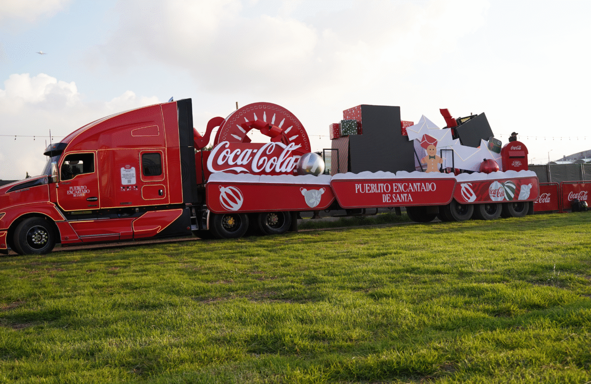 Coca-Cola inicia la temporada navideña con la campaña ‘toma una Coca-Cola. Vive el espíritu navideño’, llena de momentos inspiradores y experiencias únicas