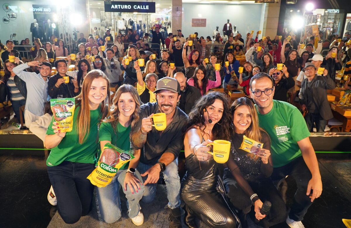 Cerca de 2,000 personas compartieron una taza de Chocolate Corona con Tatán y Maleja, en el lanzamiento de la iniciativa  “Conéctate con los que más quieres”