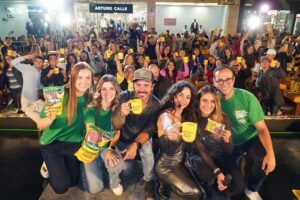 Cerca de 2,000 personas compartieron una taza de Chocolate Corona con Tatán y Maleja, en el lanzamiento de la iniciativa  “Conéctate con los que más quieres”