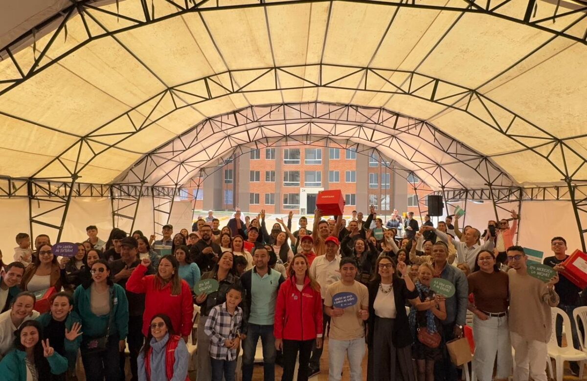 Familias reciben viviendas nuevas, de la mano de la Secretaría del Hábitat y Cusezar