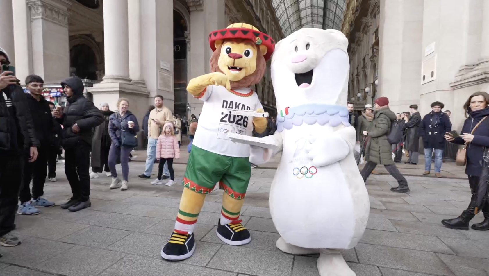 Las mascotas Ayo y Tina muestran el espíritu olímpico y encantan al público en una jornada especial en Milán