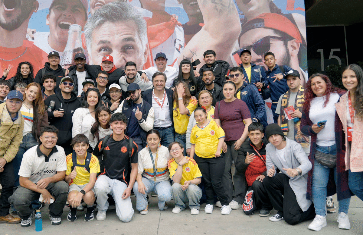 El fútbol como puente: Agencia Social y Coca-Cola reúnen a diversas comunidades frente al Trofeo Original de la Copa Mundial de la FIFA™.